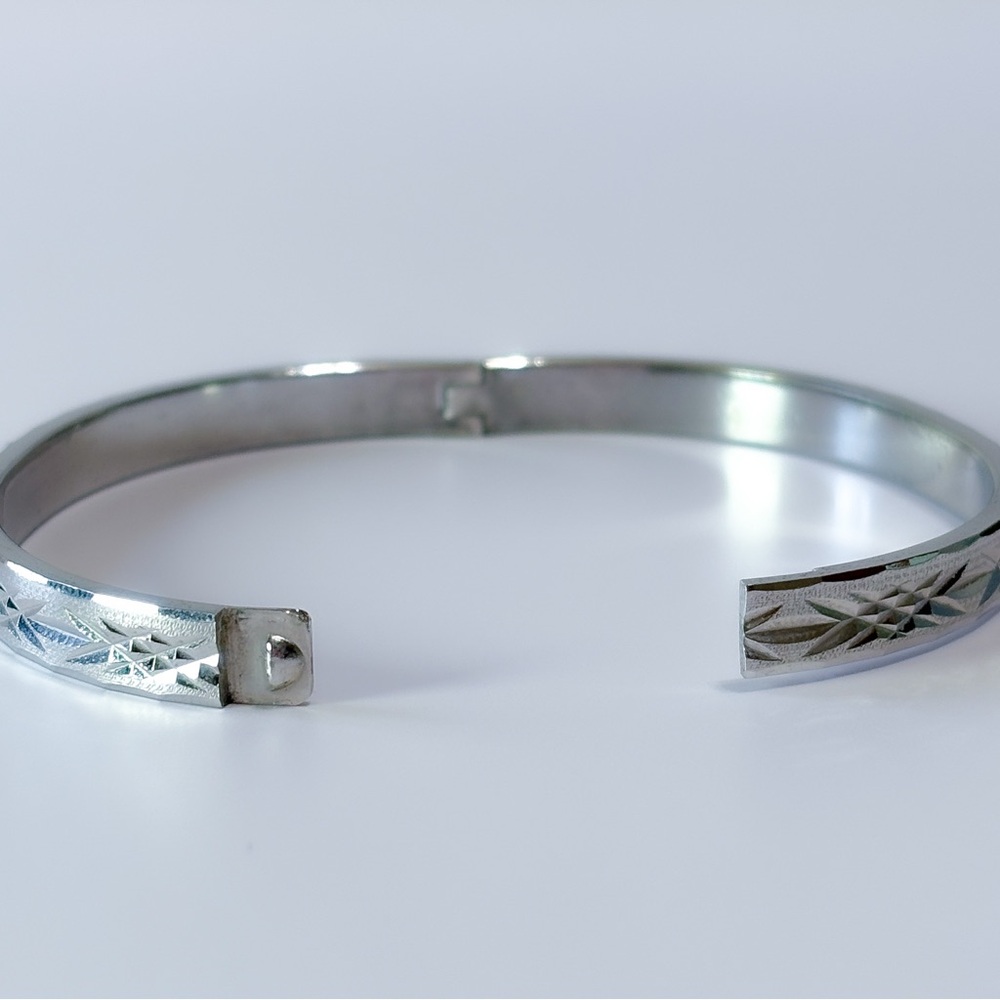 Vintage Silver Tone Diamond Cut Hinged Bangle - 6.75" -JT0335 - Picture 14 of 14